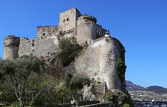 Aragonese castle churches and monasteries, Casa del Sol, prison, wineries, alleys and gardens, museum of medieval